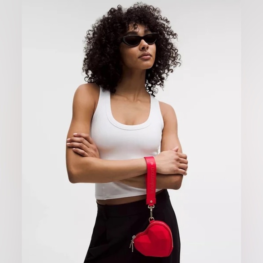 🆕❤️ Lululemon Heart Wristlet - Oxford Red - Picture 3 of 8